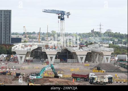 Curzon Street, Birmingham, 21. August - die Arbeiten an der HS2 in Birmingham werden fortgesetzt, da der Endbahnhof Curzon Street gebaut wird. Vier der acht Gleise, die gebaut werden, sollen überflüssig werden, nachdem die Regierung weitere Strecken der Strecke aufgegeben hat. HS2 sagte, es wäre billiger für sie, die Gleise zu bauen, als nicht. Die vier ungenutzten Bahnsteige werden leer gelassen, ohne Schienen oder Signalanlagen, um unnötige Kosten für ihre Inbetriebnahme zu vermeiden. Quelle: Stop Press Media/Alamy Live News Stockfoto