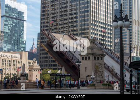 Die DuSable Bridge über den Chicago River und die Skyline mit modernen Architekturgebäuden in Chicago, IL, USA. Stockfoto