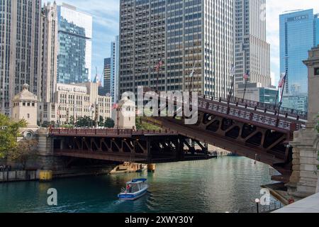 Die DuSable Bridge über den Chicago River und die Skyline mit modernen Architekturgebäuden in Chicago, IL, USA. Stockfoto