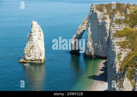 Der Porte d'Aval (Bogen) und die spitzenförmige Formation Needle (L'Aiguille) in Etretat (seine-Maritime) in der Normandie, Frankreich Stockfoto