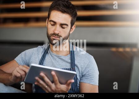 Café, Mitarbeiter und Mann mit Internet auf Tablet für Online-Bestellungen, -Verarbeitung oder digitalen Service. Kleine Geschäfte, Kellner und Lesen mit Technik beim Kaffee Stockfoto