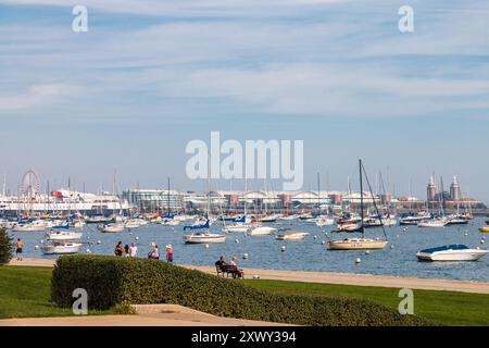 Segelboote am Monroe Harbor am Lake Michigan und Navy Pier im Hintergrund, Chicago, IL, USA. Stockfoto