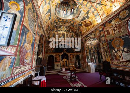 Ulcinj, Montenegro - 13. Juli 2024: Ein wunderschön geschmücktes, orthodoxes Kircheninnere des Heiligen Nikola mit komplizierten Fresken, die religiöse Szenen darstellen, Stockfoto