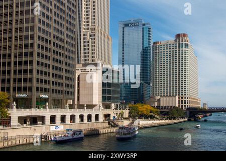 Die Tourboote auf dem Chicago River und die Skyline mit modernen Architekturgebäuden im Zentrum von Chicago, IL, USA. Stockfoto