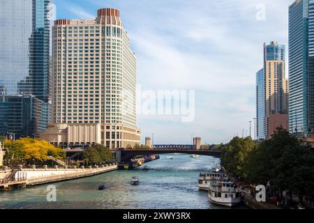 Die Tourboote auf dem Chicago River und die Skyline mit modernen Architekturgebäuden im Zentrum von Chicago, IL, USA. Stockfoto