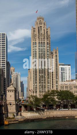 Die DuSable-Brücke über den Chicago River und die Skyline mit dem Tribune Tower Building und den modernen Architekturgebäuden der Innenstadt von Chicago, IL, USA. Stockfoto