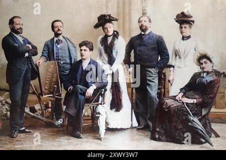 Pietro Mascagni (1863–1945) und Dolmetscher der Cavalleria Rusticana Teatro Costanzi in Rom – Pietro Mascagni (1863–1945) mit der Besetzung der La Cavalleria Rusticana in Rom 1890. Von links , Roberto Stagno , Leopoldo Mugnone , Pietro Mascagni , Mario Ancona , Ida Nobili , Federica Casali. Spätere Färbung. Digital gefärbtes Bild Stockfoto