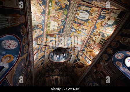 Ulcinj, Montenegro - 13. Juli 2024: Lebendige Fresken zieren die Decke einer historischen St. Nikola-Kirche, die biblische Szenen und reiche religiöse Stämme darstellen Stockfoto