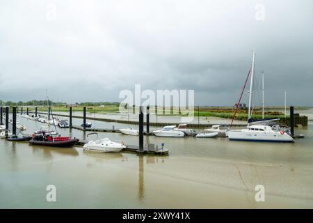 Yachten liegen in Le Crotoy, Hauts-de-France, Nordfrankreich Stockfoto
