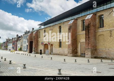 Das Salzlager oder Salzlager oder Salzlager ist ein Gebäude am Hafen von Saint-Valery-sur-Somme im Westen des Departements Somme Stockfoto