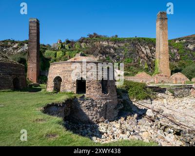 Verlassene Ruinen eines alten Ziegelwerks auf Anglesey Stockfoto