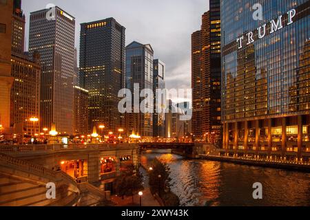 Das Trump International Hotel and Tower, der Chicago River und die Skyline mit modernen Architekturgebäuden in der Schleife, Downtown Chicago, IL, USA. Stockfoto