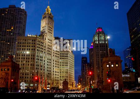 Das ikonische Wrigley Building und der Tribune Tower in der Innenstadt von Chicago at Night, IL, USA. Stockfoto