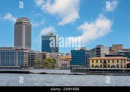 Izmir, Türkei - 3. Juli 2024: Blick auf die Kordon Street, den Fährpier und die Hochhäuser vom Meer aus in der Izmir Passport Gegend Stockfoto