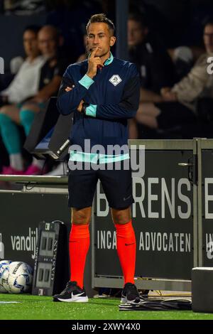 Waalwijk, Niederlande. August 2024. WAALWIJK, NIEDERLANDE - 17. AUGUST: Vierter Offizieller Dennis Higler während des niederländischen Eredivisie-Spiels zwischen RKC Waalwijk und FC Groningen im Mandemakers Stadion am 17. August 2024 in Waalwijk, Niederlande. (Foto: Joris Verwijst/Orange Pictures) Credit: dpa/Alamy Live News Stockfoto