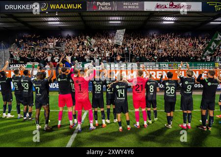 WAALWIJK, NIEDERLANDE - 17. AUGUST: Etienne Vaessen vom FC Groningen, Marco Rente vom FC Groningen, Leandro Bacuna vom FC Groningen, Johan Hove vom FC Groningen, Luciano Valente vom FC Groningen, Jorg Schreuders vom FC Groningen, Tika de Jonge vom FC Groningen, Finn Stam vom FC Groningen, Thom van vom FC Groningen, Brynjolfur Willumsson vom FC Groningen, Noam Emeran vom FC Groningen, Hidde Jurjus vom FC Groningen, Dirk Jan Baron vom FC Groningen, Stockfoto