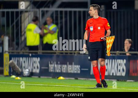 Waalwijk, Niederlande. August 2024. WAALWIJK, NIEDERLANDE - 17. AUGUST: Stellvertretender Schiedsrichter Rens Bluemink während des niederländischen Eredivisie-Spiels zwischen RKC Waalwijk und FC Groningen im Mandemakers Stadion am 17. August 2024 in Waalwijk, Niederlande. (Foto: Joris Verwijst/Orange Pictures) Credit: dpa/Alamy Live News Stockfoto