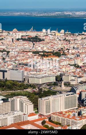 Aus der Vogelperspektive des Zentrums von Lissabon, Portugal, mit dem Markgrafen von Pombal (Prac do Marquês de Pombal) und dem Fluss Tejo im Hintergrund Stockfoto