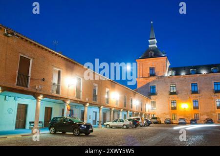 Hauptplatz und Parador, Nachtansicht. Lerma, Burgos Provinz Kastilien-Leon, Spanien. Stockfoto