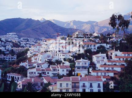 Überblick in der Abenddämmerung. Nerja, Provinz Malaga, Andalusien, Spanien. Stockfoto