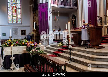 Beerdigung während Corona Eine Beerdigung während der Corona-Zeit in einer römisch-katholischen Kirche am Karfreitag sind nicht viele Leute dazu geneigt, zu bezeugen und die Leute, die bezeugen, müssen soziale Distanzierung respektieren. Tilburg, Niederlande. Tilburg St. Jospef Kerk, Heuvel Noord-Brabant Nederland Copyright: XGuidoxKoppesxPhotox Stockfoto