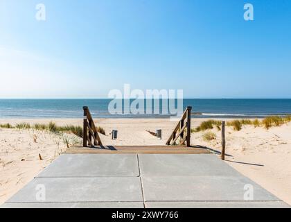 Verlassener Corona Beach Erholungsort, Nordseestrand in Maasvlakte, völlig verlassene und verlassen im Sommerwetter 2020 aufgrund der Corona- und COVID-19-Pandemie. Rotterdam, Niederlande. Rotterdam Maasvlate Beach Zuid-Holland Nederland Copyright: XGuidoxKoppesxPhotox Stockfoto