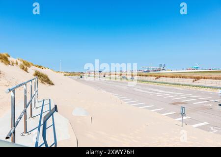 Verlassener Corona Beach Erholungsort, Nordseestrand in Maasvlakte, völlig verlassene und verlassen im Sommerwetter 2020 aufgrund der Corona- und COVID-19-Pandemie. Rotterdam, Niederlande. Rotterdam Maasvlate Beach Zuid-Holland Nederland Copyright: XGuidoxKoppesxPhotox Stockfoto