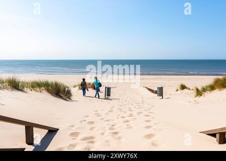 Verlassener Corona Beach Erholungsort, Nordseestrand in Maasvlakte, völlig verlassene und verlassen im Sommerwetter 2020 aufgrund der Corona- und COVID-19-Pandemie. Rotterdam, Niederlande. Rotterdam Maasvlate Beach Zuid-Holland Nederland Copyright: XGuidoxKoppesxPhotox Stockfoto