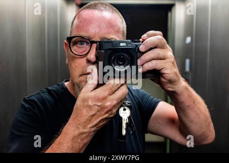 Selbstporträt Mann mit Kamera Selfie / Selbstporträt eines Reifen Erwachsenen, kaukasischer Mann in einem Aufzug. Berlin, Deutschland. MRYES Berlin Koppenstrasse Berlin Deutschland Copyright: XGuidoxKoppesxPhotox Stockfoto