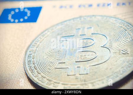 Bitcoin vor der europäischen Gewerkschaftsflagge. Digitale Kryptowährung. Stockfoto