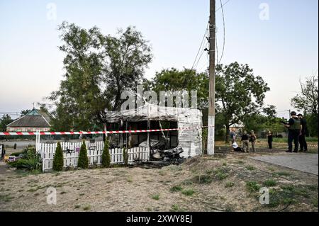 MALOKATERYNIVKA, UKRAINE - 20. AUGUST 2024 - Strafverfolgungsbehörden befinden sich vor dem Levada-Kindercafé im zentralen Park, das durch einen russischen Artilleriegutanschlag beschädigt wurde, im Dorf Malokateryniwka, Region Zaporischzhia, Südostukraine. Als Folge des russischen Angriffs starben zwei Menschen, darunter ein 14-jähriger Junge. Sechs Kinder sind im Krankenhaus, zwei Jungen leiden an Rückenmarkverletzungen. Stockfoto