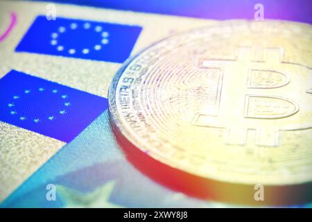 Bitcoin vor der europäischen Gewerkschaftsflagge. Digitale Kryptowährung. Stockfoto