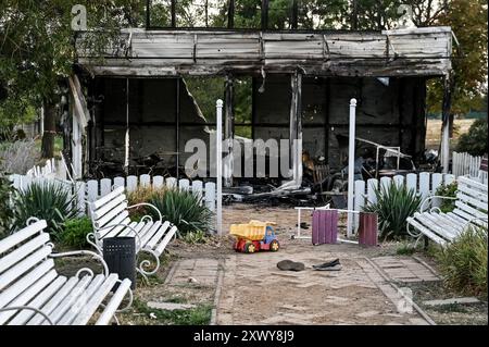 MALOKATERYNIVKA, UKRAINE - 20. AUGUST 2024 - Ein Spielzeugwagen wird vor dem Levada-Kindercafé im zentralen Park gesehen, der durch einen russischen Artilleriegutanschlag beschädigt wurde. Als Folge des russischen Angriffs starben zwei Menschen, darunter ein 14-jähriger Junge. Sechs Kinder sind im Krankenhaus, zwei Jungen leiden an Rückenmarkverletzungen. Stockfoto