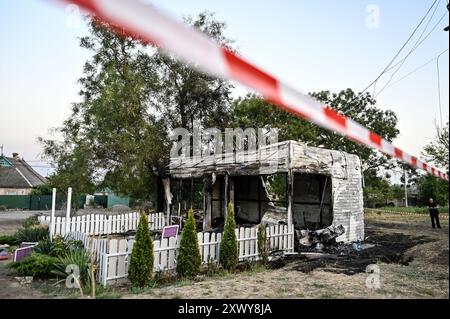 MALOKATERYNIVKA, UKRAINE - 20. AUGUST 2024 - das Levada-Kindercafé im zentralen Park wird durch einen russischen Artilleriegutanschlag beschädigt, Dorf Malokateryniwka, Region Zaporischzhia, Südosten der Ukraine. Als Folge des russischen Angriffs starben zwei Menschen, darunter ein 14-jähriger Junge. Sechs Kinder sind im Krankenhaus, zwei Jungen leiden an Rückenmarkverletzungen. Stockfoto