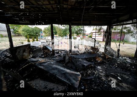 MALOKATERYNIVKA, UKRAINE - 20. AUGUST 2024 - ausgebrannte Tische und Stühle stehen im Levada-Kindercafé im zentralen Park, zerstört durch einen russischen Artilleriegutanschlag, Dorf Malokateryniwka, Region Zaporischzhia, Südostukraine. Als Folge des russischen Angriffs starben zwei Menschen, darunter ein 14-jähriger Junge. Sechs Kinder sind im Krankenhaus, zwei Jungen leiden an Rückenmarkverletzungen. Stockfoto