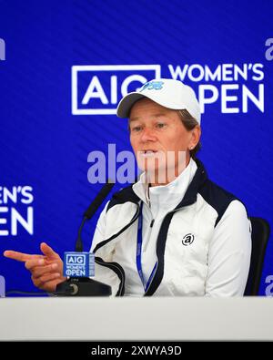 August 2024; Old Course in St Andrews, St Andrews, Fife, Schottland; AIG Womens Open Golf, Übungstag 3; Catriona Matthew of Scotland spricht mit den Medien Stockfoto