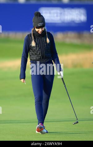 August 2024; Old Course in St Andrews, St Andrews, Fife, Schottland; AIG Womens Open Golf, Übungstag 3; Nelly Korda aus den USA auf dem ersten Grün des Old Courses, St Andrews Links während des Pro-am bei den AIG Women's Open Stockfoto