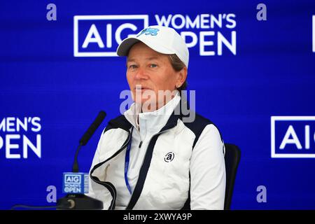 August 2024; Old Course in St Andrews, St Andrews, Fife, Schottland; AIG Womens Open Golf, Übungstag 3; Catriona Matthew of Scotland spricht mit den Medien Stockfoto