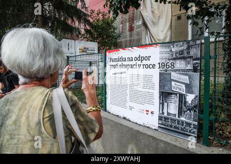 Merhautova Street, Brünn, Tschechische Republik. August 2024. Feierliche Enthüllung der Gedenktafel und Eröffnung der Gedenkstätte für die Besatzung von 1968 in der Merhautova-Straße 77, Brünn, Tschechische Republik, 21. August 2024. Dieses Denkmal trägt die Inschrift „Occupiers Home“, eine der letzten erhaltenen Erinnerungen an den spontanen Protest der Brünner Einwohner gegen die Invasion der Truppen des Warschauer Pakts in die Tschechoslowakei. Quelle: Monika Hlavacova/CTK Photo/Alamy Live News Stockfoto