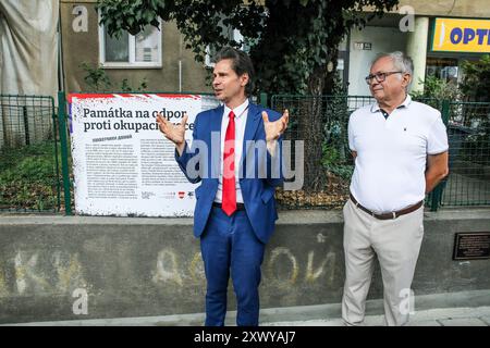 Feierliche Enthüllung der Gedenktafel und Eröffnung der Gedenkstätte für die Besatzung von 1968 in der Merhautova-Straße 77, Brünn, Tschechische Republik, 21. August 2024. Dieses Denkmal trägt die Inschrift „Occupiers Home“, eine der letzten erhaltenen Erinnerungen an den spontanen Protest der Brünner Einwohner gegen die Invasion der Truppen des Warschauer Pakts in die Tschechoslowakei. Von links sind der Bürgermeister des Bezirks Brünn-Nord Martin Malecek und Petr Feld, ein Veteran, der auf die Inschrift aufmerksam machte. (CTK Foto/Monika Hlavacova) Stockfoto