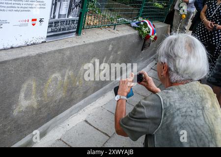 Merhautova Street, Brünn, Tschechische Republik. August 2024. Feierliche Enthüllung der Gedenktafel und Eröffnung der Gedenkstätte für die Besatzung von 1968 in der Merhautova-Straße 77, Brünn, Tschechische Republik, 21. August 2024. Dieses Denkmal trägt die Inschrift „Occupiers Home“, eine der letzten erhaltenen Erinnerungen an den spontanen Protest der Brünner Einwohner gegen die Invasion der Truppen des Warschauer Pakts in die Tschechoslowakei. Quelle: Monika Hlavacova/CTK Photo/Alamy Live News Stockfoto