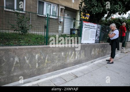 Merhautova Street, Brünn, Tschechische Republik. August 2024. Feierliche Enthüllung der Gedenktafel und Eröffnung der Gedenkstätte für die Besatzung von 1968 in der Merhautova-Straße 77, Brünn, Tschechische Republik, 21. August 2024. Dieses Denkmal trägt die Inschrift „Occupiers Home“, eine der letzten erhaltenen Erinnerungen an den spontanen Protest der Brünner Einwohner gegen die Invasion der Truppen des Warschauer Pakts in die Tschechoslowakei. Quelle: Monika Hlavacova/CTK Photo/Alamy Live News Stockfoto