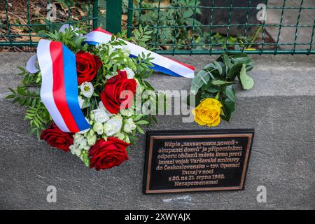 Merhautova Street, Brünn, Tschechische Republik. August 2024. Feierliche Enthüllung der Gedenktafel und Eröffnung der Gedenkstätte für die Besatzung von 1968 in der Merhautova-Straße 77, Brünn, Tschechische Republik, 21. August 2024. Dieses Denkmal trägt die Inschrift „Occupiers Home“, eine der letzten erhaltenen Erinnerungen an den spontanen Protest der Brünner Einwohner gegen die Invasion der Truppen des Warschauer Pakts in die Tschechoslowakei. Quelle: Monika Hlavacova/CTK Photo/Alamy Live News Stockfoto