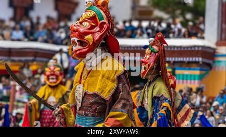 Ladakhi-Mönche tragen traditionelle Trachten und tanzen am 17. Juni 2024 im Hemis-Kloster in Leh, Indien Stockfoto