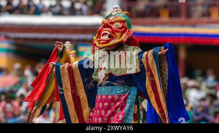 Ladakhi-Mönche tragen traditionelle Trachten und tanzen am 17. Juni 2024 im Hemis-Kloster in Leh, Indien Stockfoto