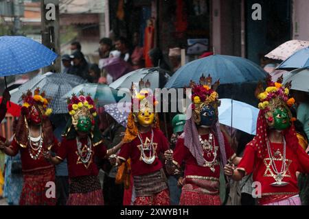 Kathmandu, Nepal. August 2024. Maskierte Tänzer nehmen an einer Parade während des Khadga Jatra Festivals in Kathmandu, Nepal, am 21. August 2024 Teil. Quelle: Sulav Shrestha/Xinhua/Alamy Live News Stockfoto