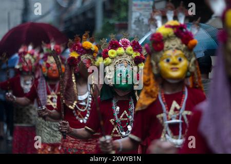 Kathmandu, Nepal. August 2024. Maskierte Tänzer nehmen an einer Parade während des Khadga Jatra Festivals in Kathmandu, Nepal, am 21. August 2024 Teil. Quelle: Sulav Shrestha/Xinhua/Alamy Live News Stockfoto