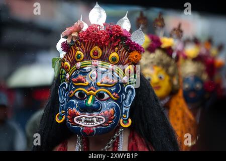 Kathmandu, Nepal. August 2024. Maskierte Tänzer nehmen an einer Parade während des Khadga Jatra Festivals in Kathmandu, Nepal, am 21. August 2024 Teil. Quelle: Sulav Shrestha/Xinhua/Alamy Live News Stockfoto