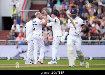 Emirates Old Trafford, Manchester, Großbritannien. August 2024. 1. Rothesay Cricket Test Match, Tag 1, England gegen Sri Lanka; Harry Brook aus England feiert mit Gus Atkinson aus England, nachdem er den Wicket von Dimuth Karunaratne aus Sri Lanka gewonnen hat. Credit: Action Plus Sports/Alamy Live News Stockfoto