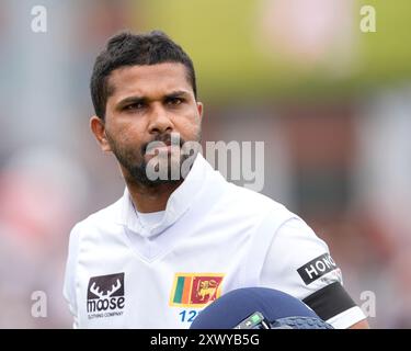 Emirates Old Trafford, Manchester, Großbritannien. August 2024. 1. Rothesay Cricket Test Match, Tag 1, England gegen Sri Lanka; Dinesh Chandimal aus Sri Lanka, nachdem lbw für 17 Runs von einem Ball entlassen wurde, der niedrig blieb Credit: Action Plus Sports/Alamy Live News Stockfoto